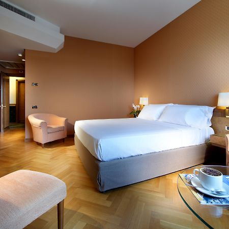 Hotel Exe Majestic Napoli Esterno foto
