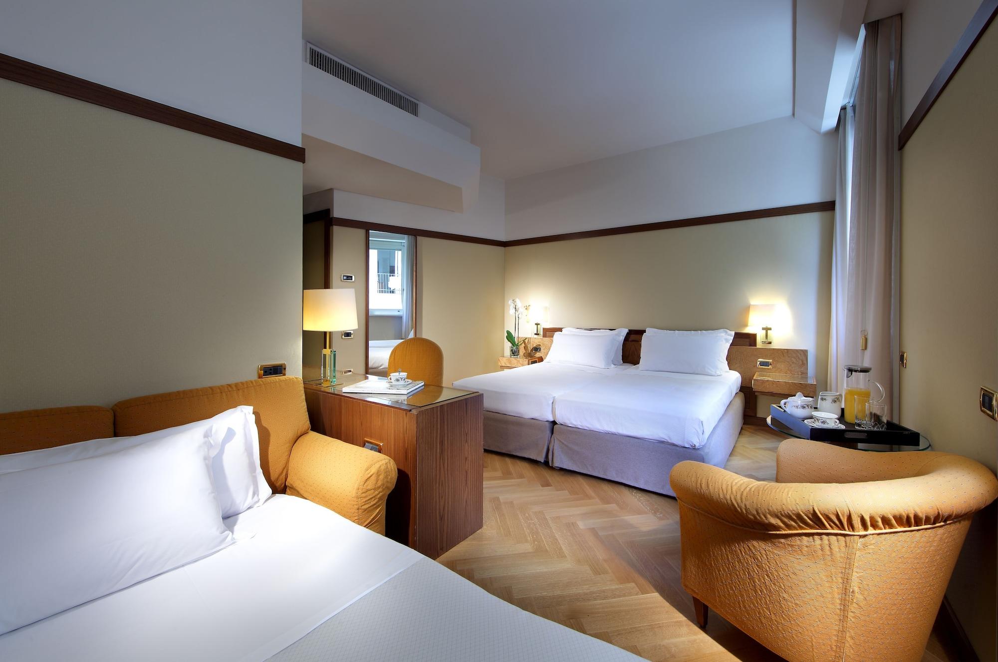 Hotel Exe Majestic Napoli Esterno foto
