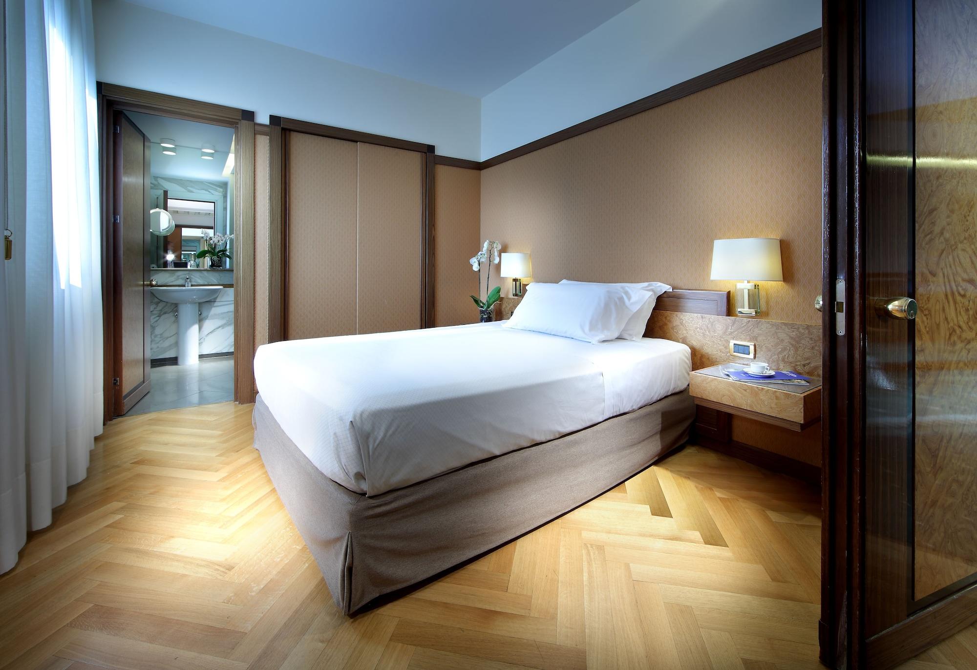 Hotel Exe Majestic Napoli Esterno foto