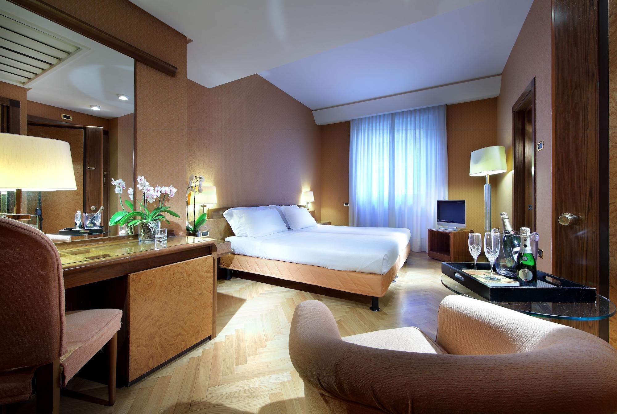 Hotel Exe Majestic Napoli Esterno foto