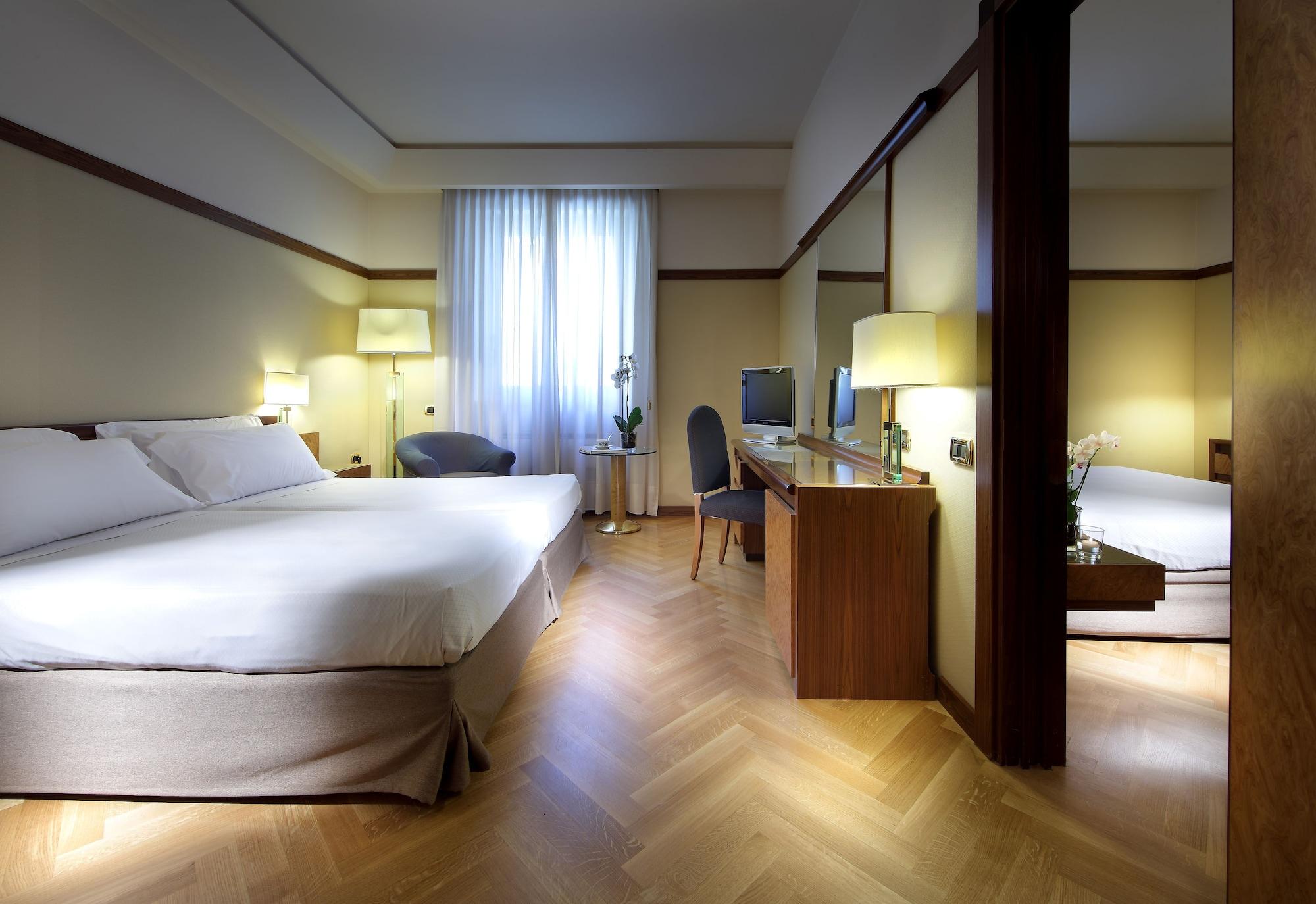 Hotel Exe Majestic Napoli Esterno foto