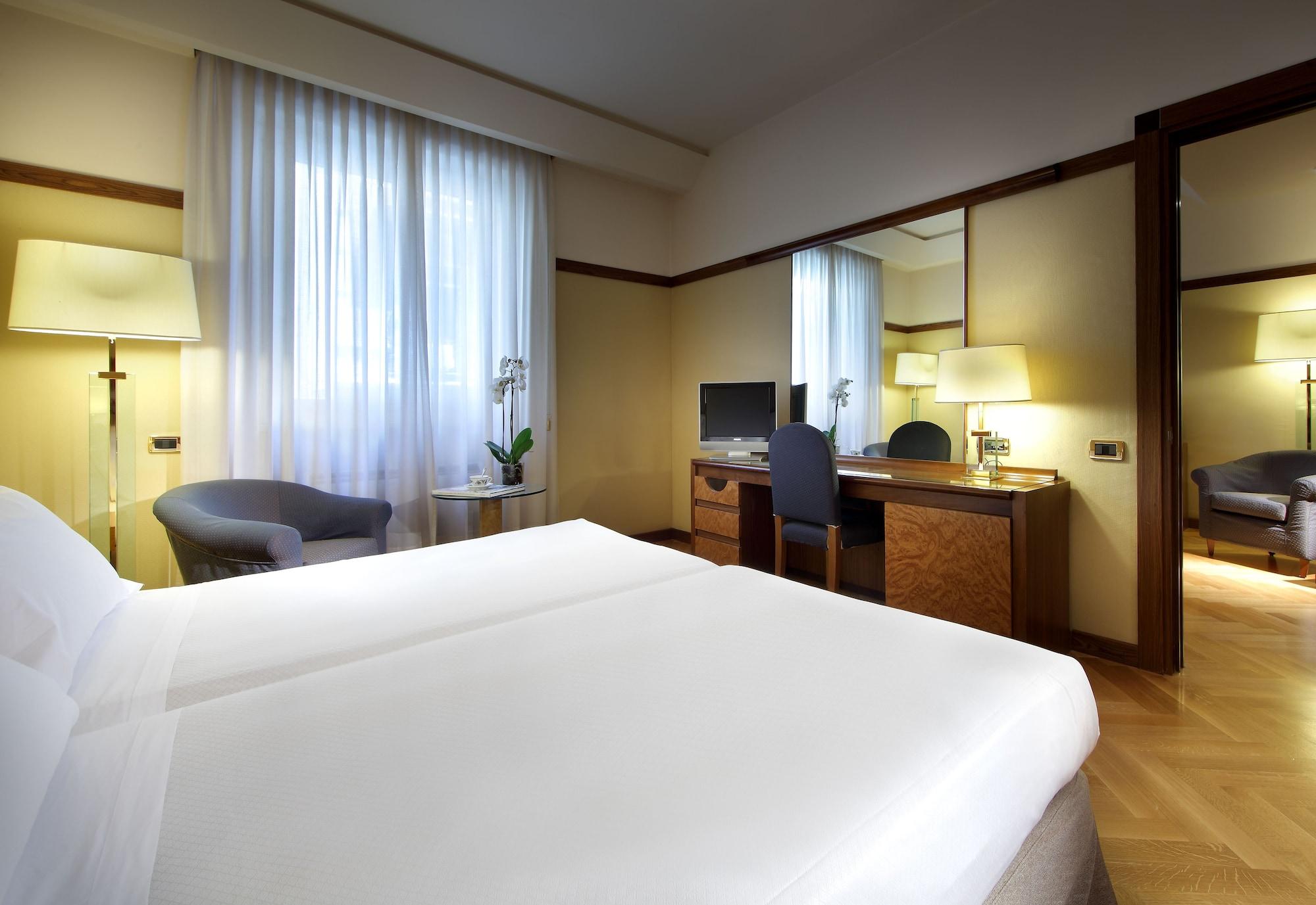 Hotel Exe Majestic Napoli Esterno foto
