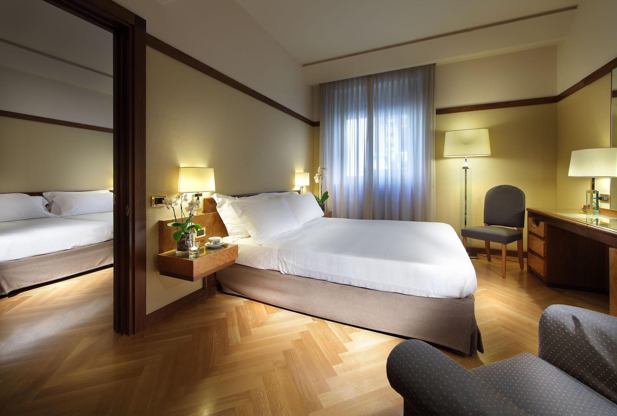 Hotel Exe Majestic Napoli Esterno foto