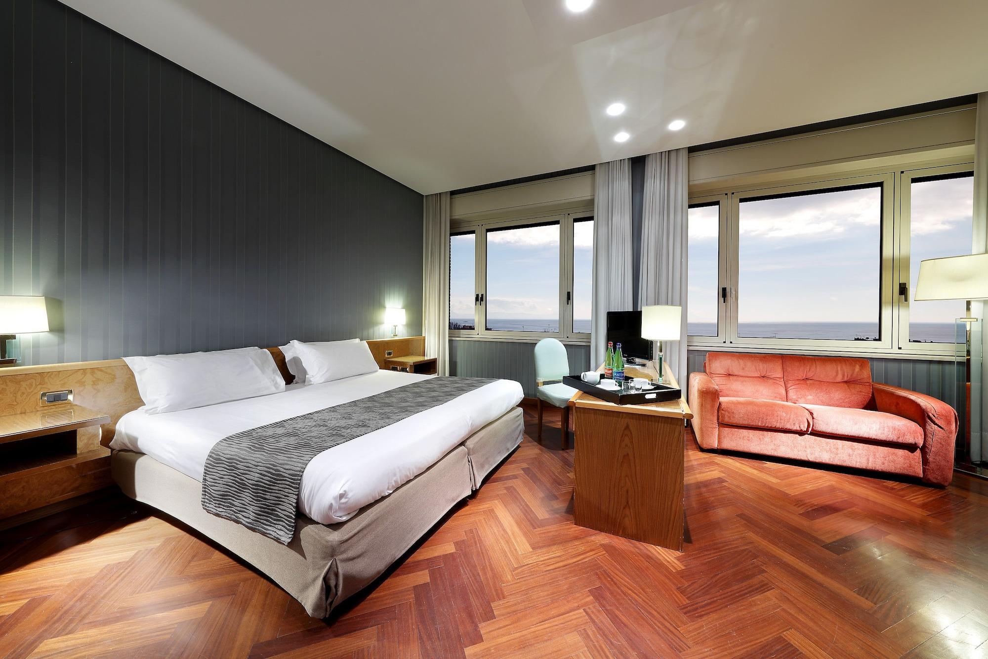 Hotel Exe Majestic Napoli Esterno foto