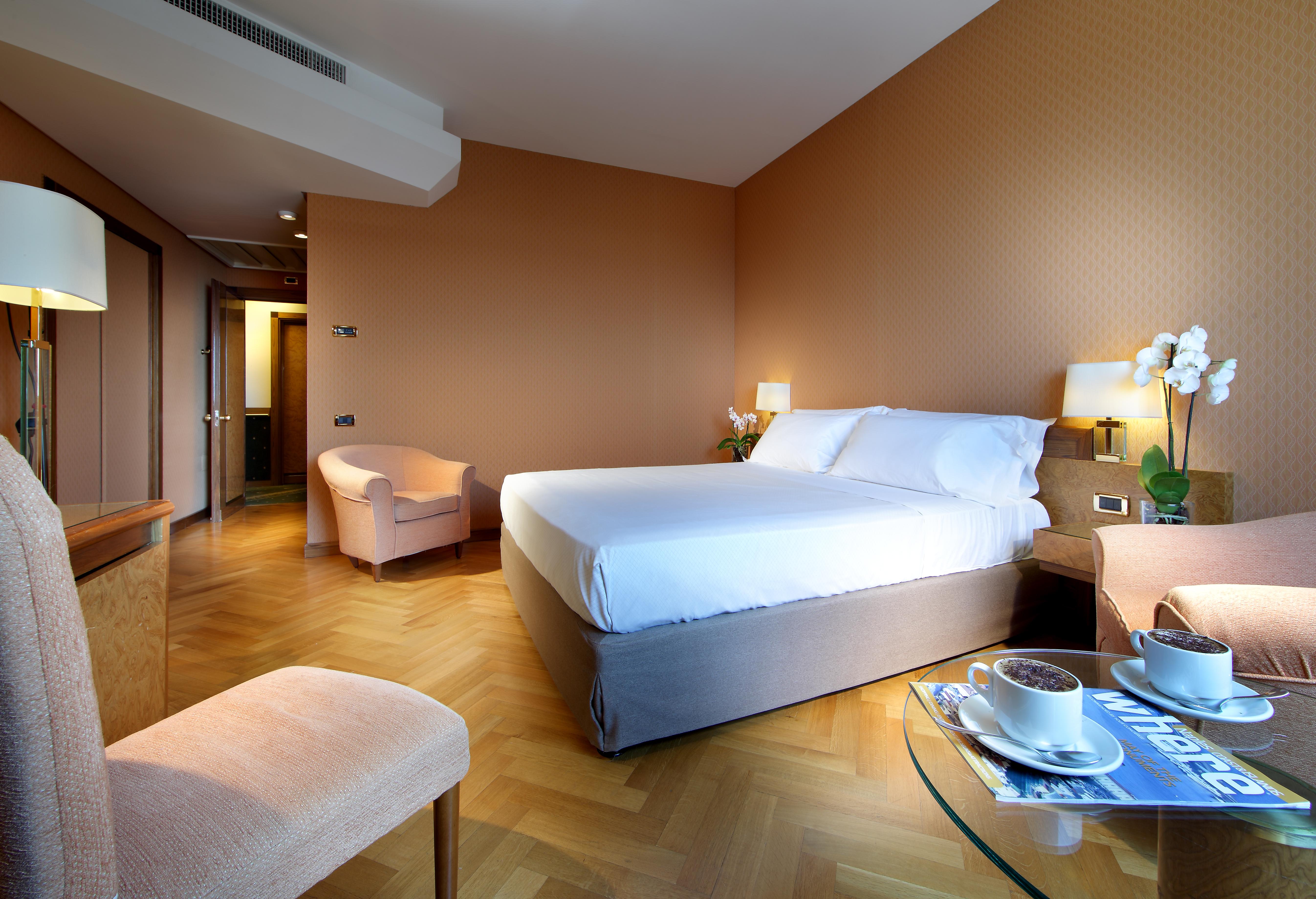 Hotel Exe Majestic Napoli Esterno foto