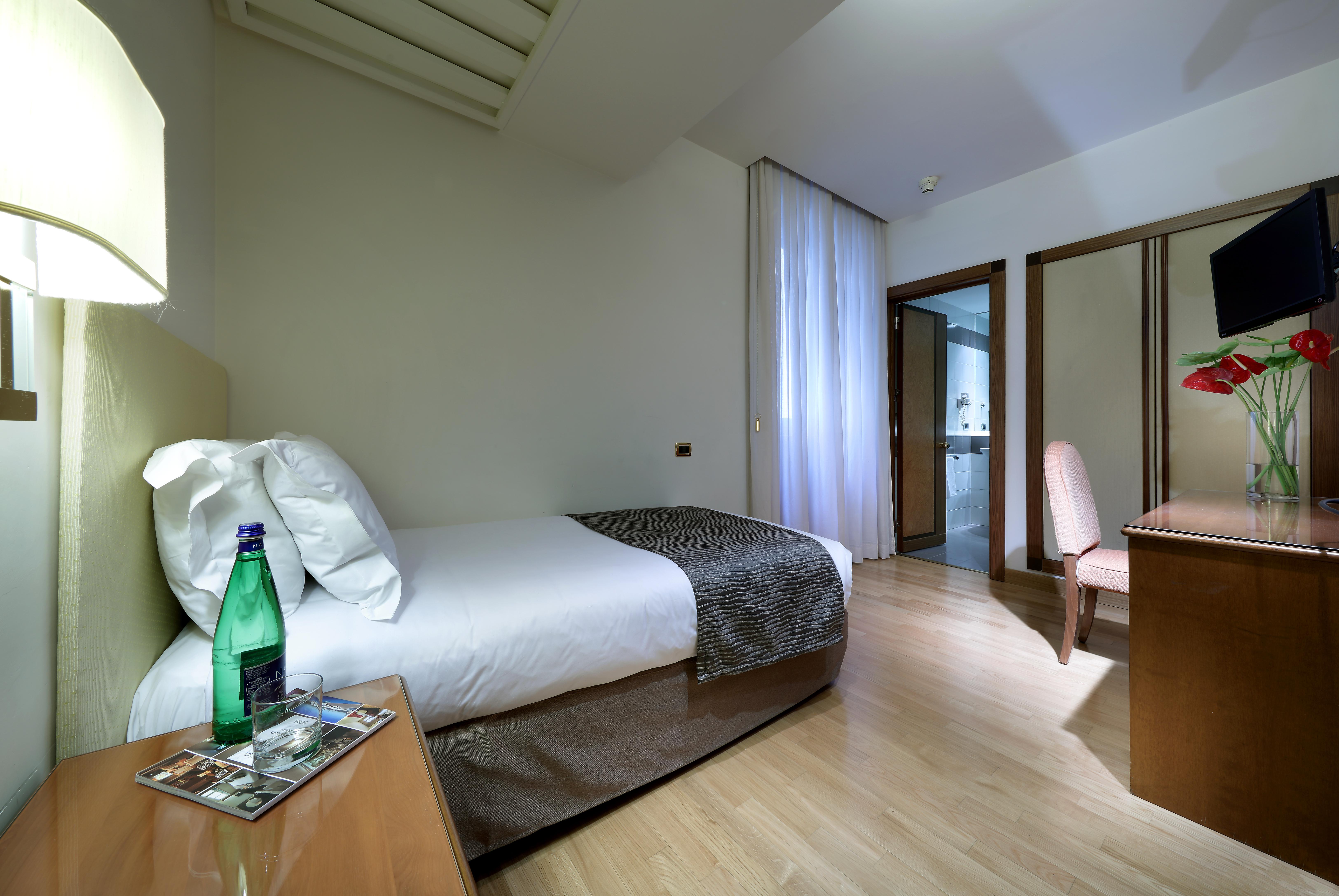 Hotel Exe Majestic Napoli Esterno foto