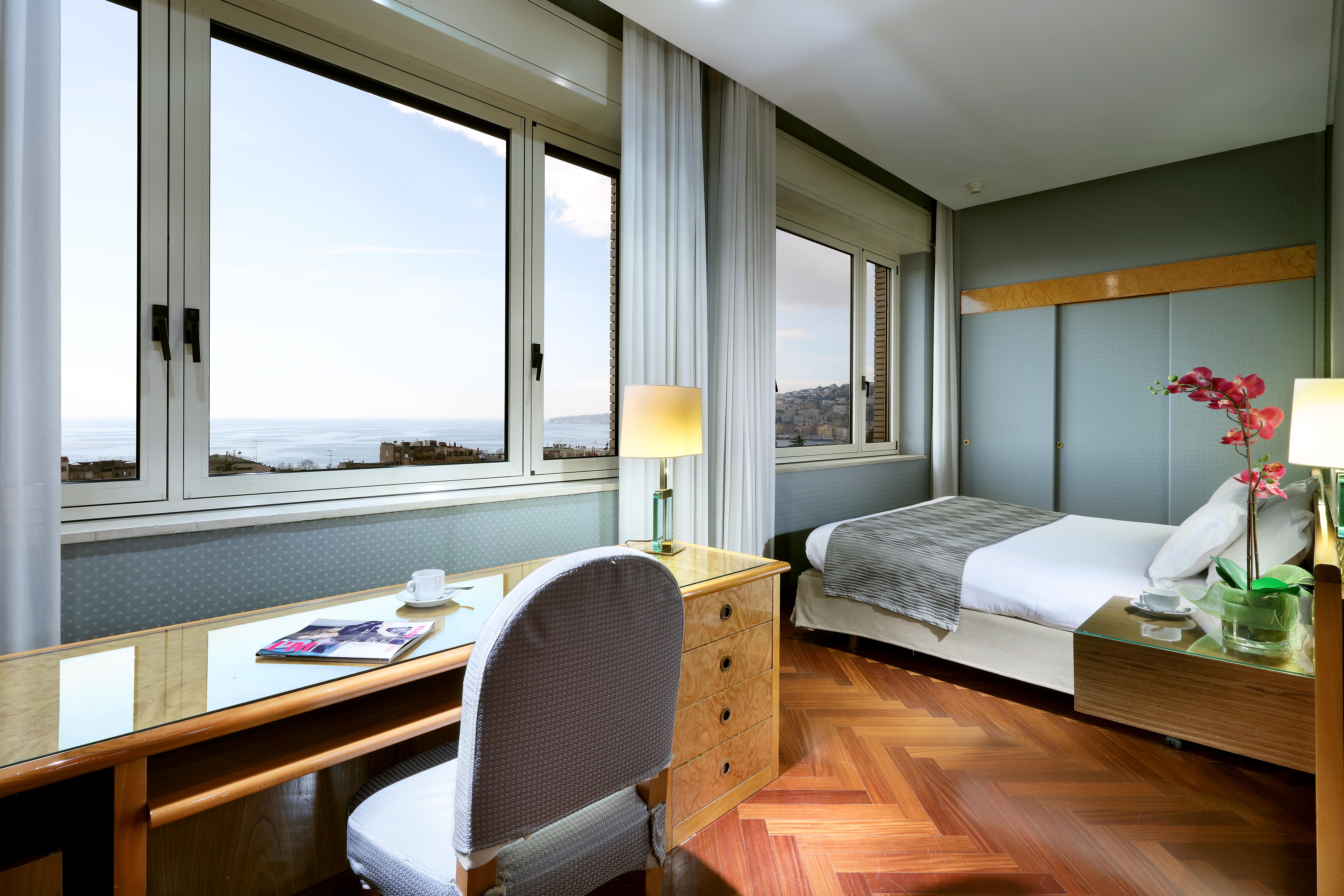 Hotel Exe Majestic Napoli Esterno foto