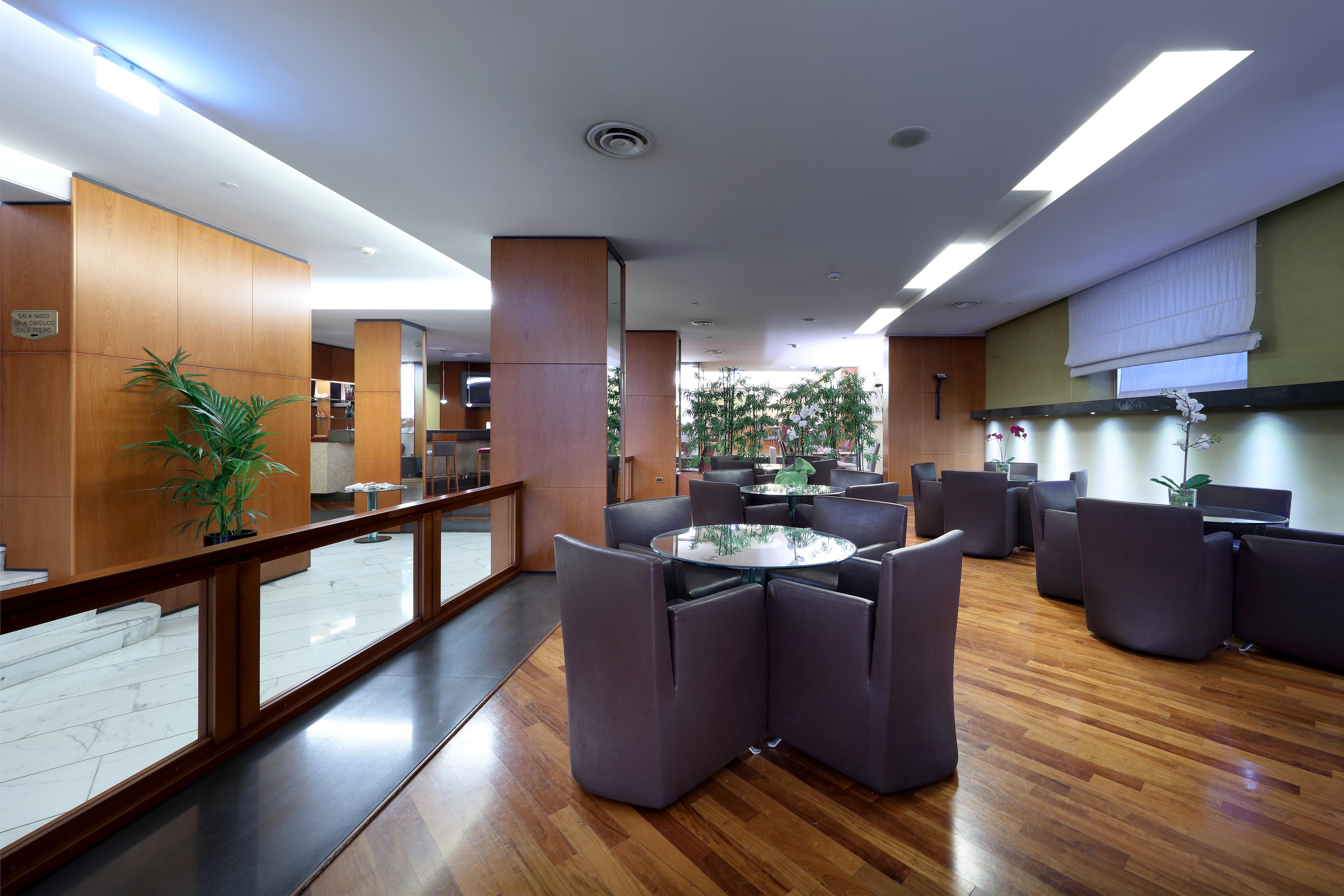 Hotel Exe Majestic Napoli Esterno foto