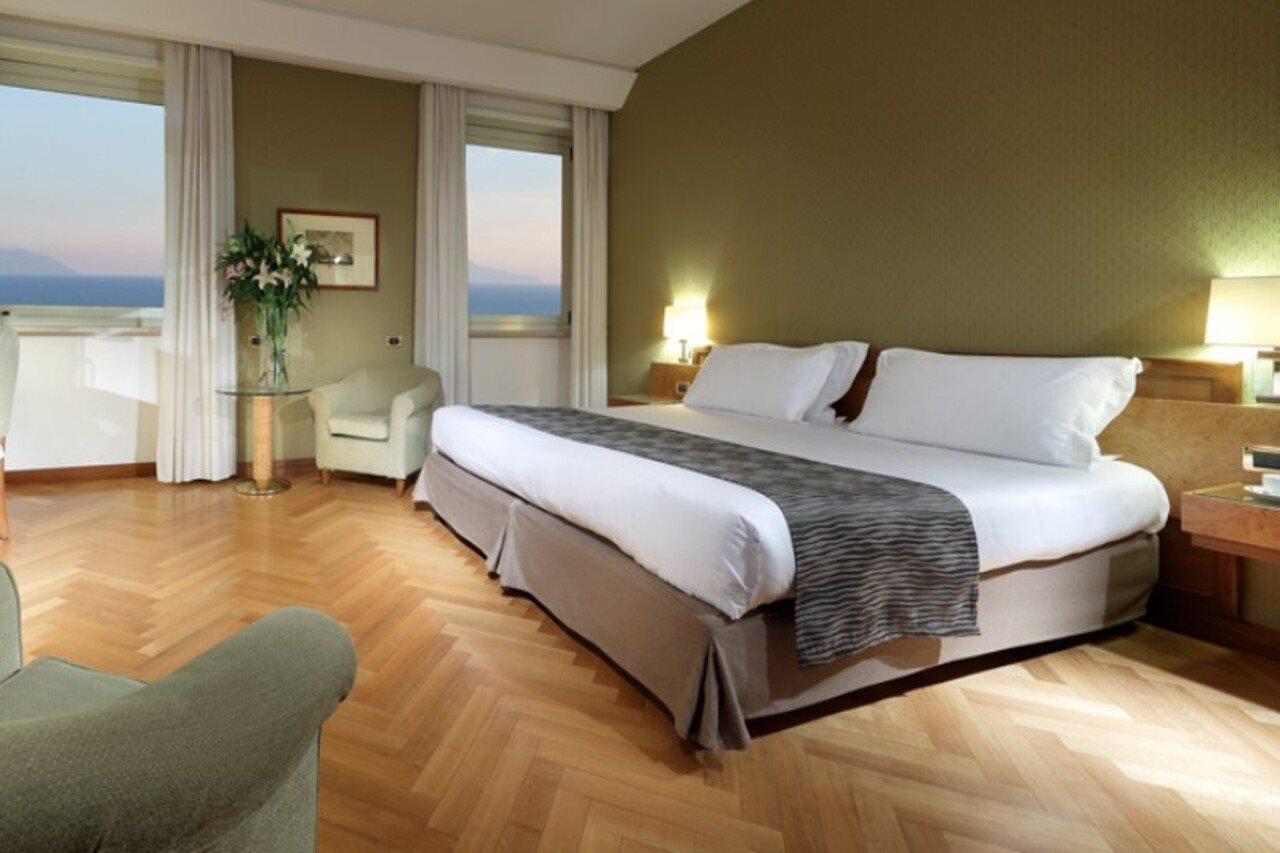 Hotel Exe Majestic Napoli Esterno foto