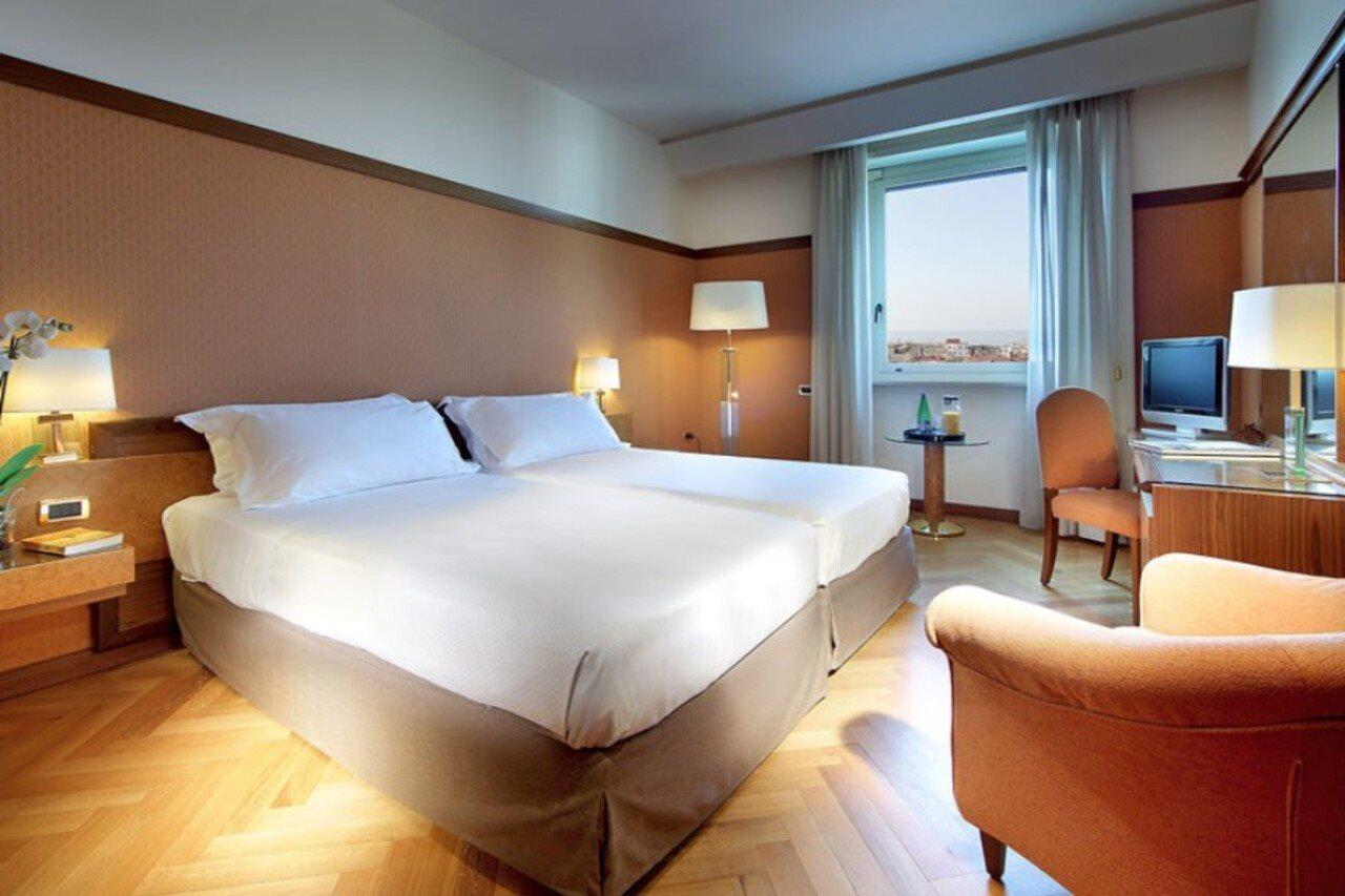 Hotel Exe Majestic Napoli Esterno foto