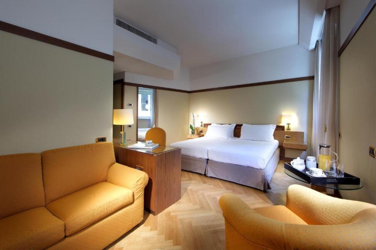 Hotel Exe Majestic Napoli Esterno foto