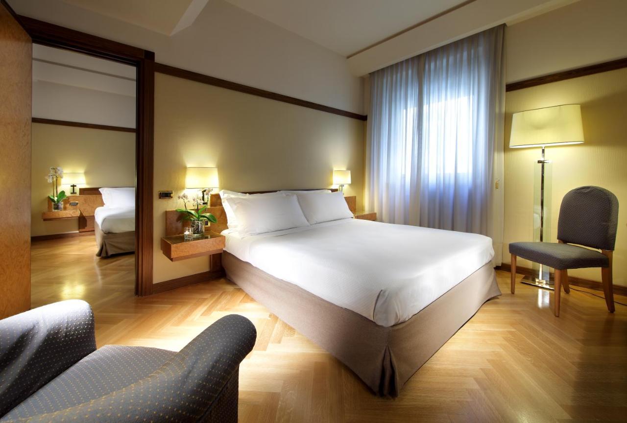 Hotel Exe Majestic Napoli Esterno foto