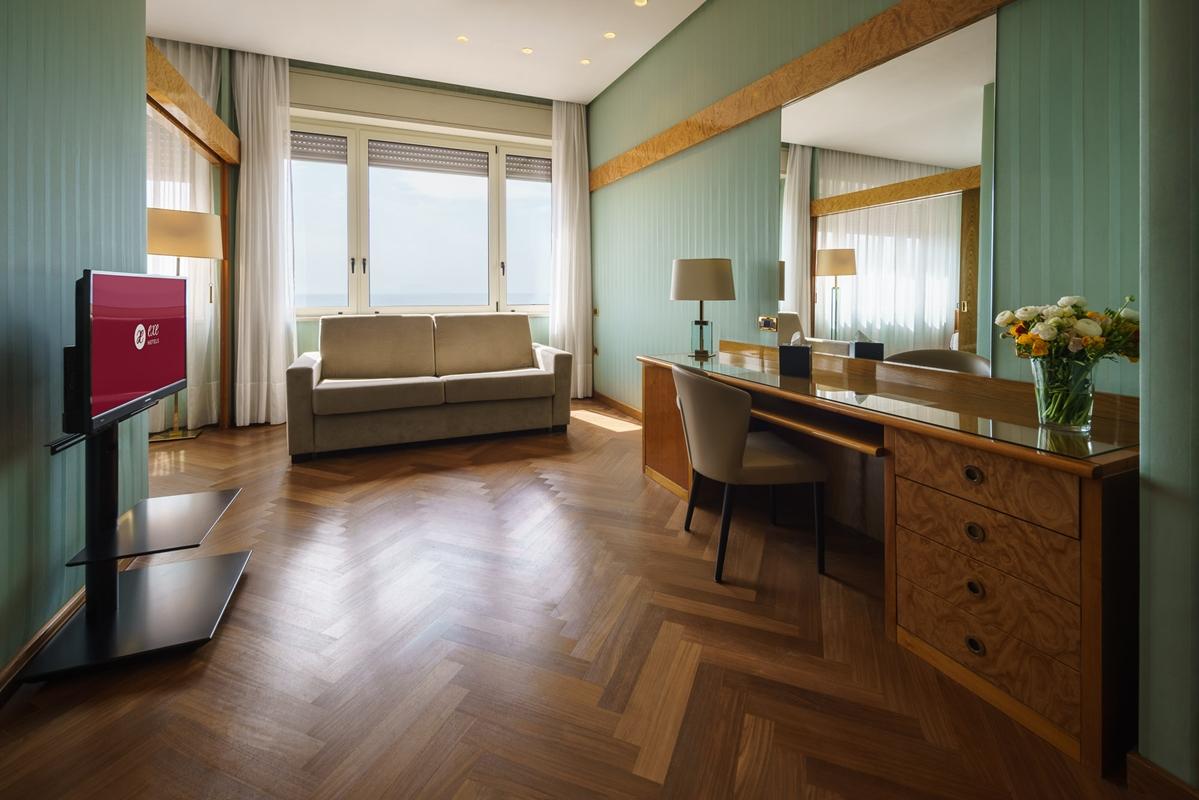 Hotel Exe Majestic Napoli Esterno foto
