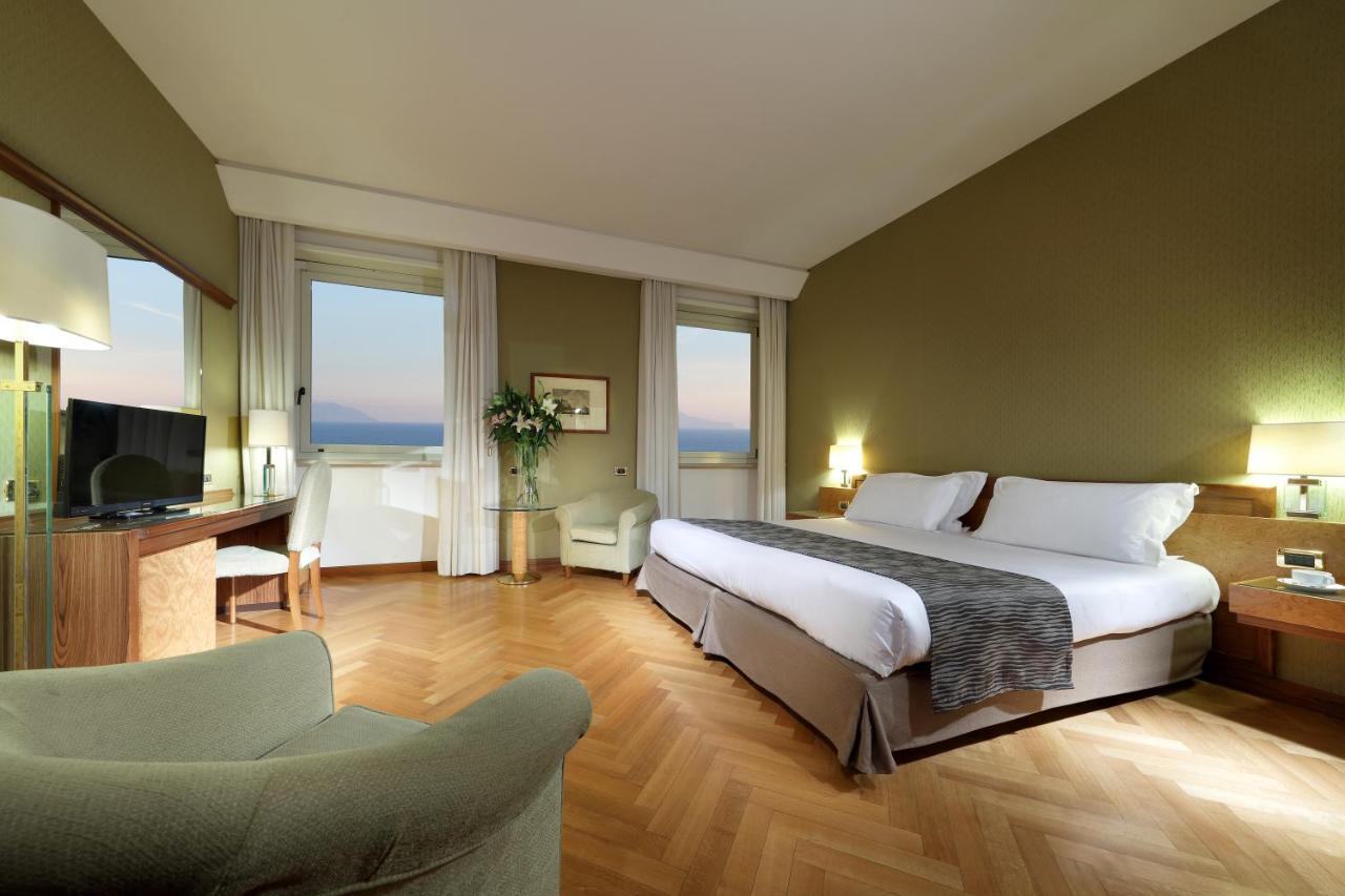 Hotel Exe Majestic Napoli Esterno foto