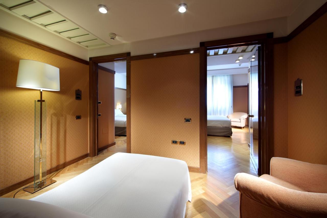 Hotel Exe Majestic Napoli Esterno foto