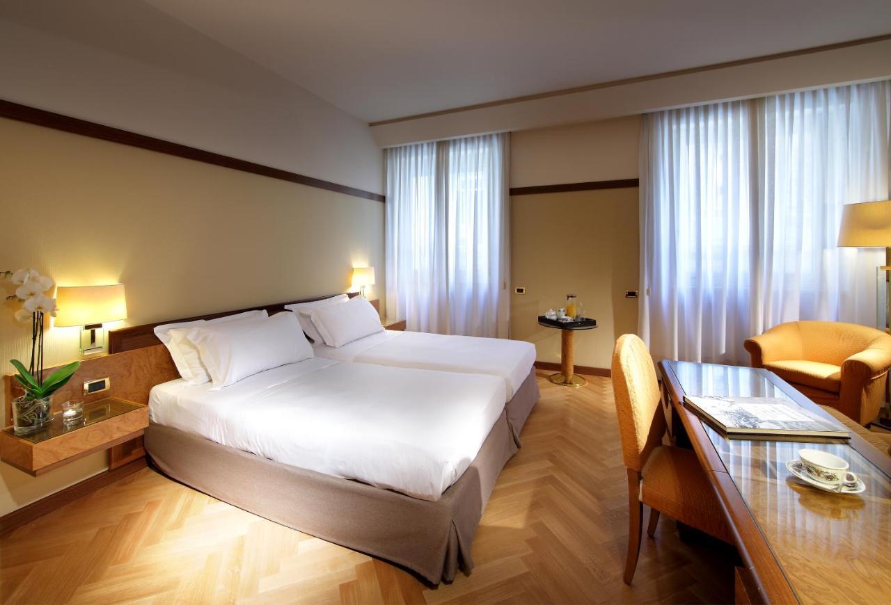 Hotel Exe Majestic Napoli Esterno foto
