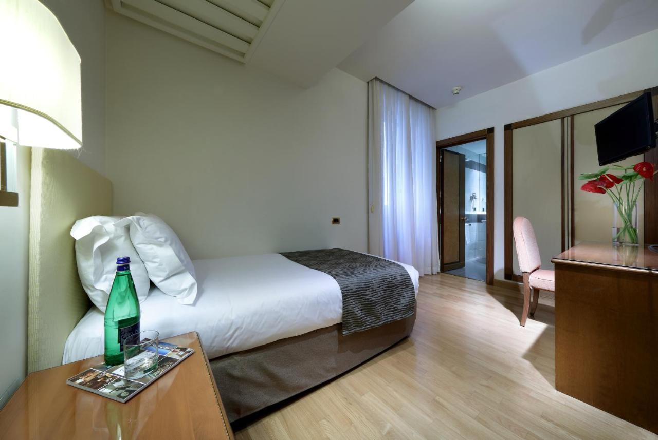 Hotel Exe Majestic Napoli Esterno foto